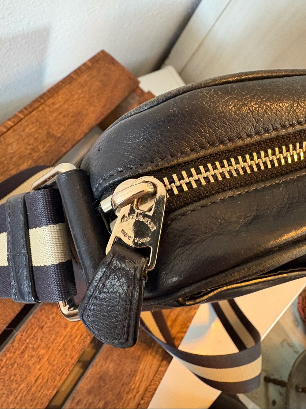 Coach Men’s Navy Blue Pebbled Leather Crossbody Flight Bag Striped Strap - Picture 5 of 7
